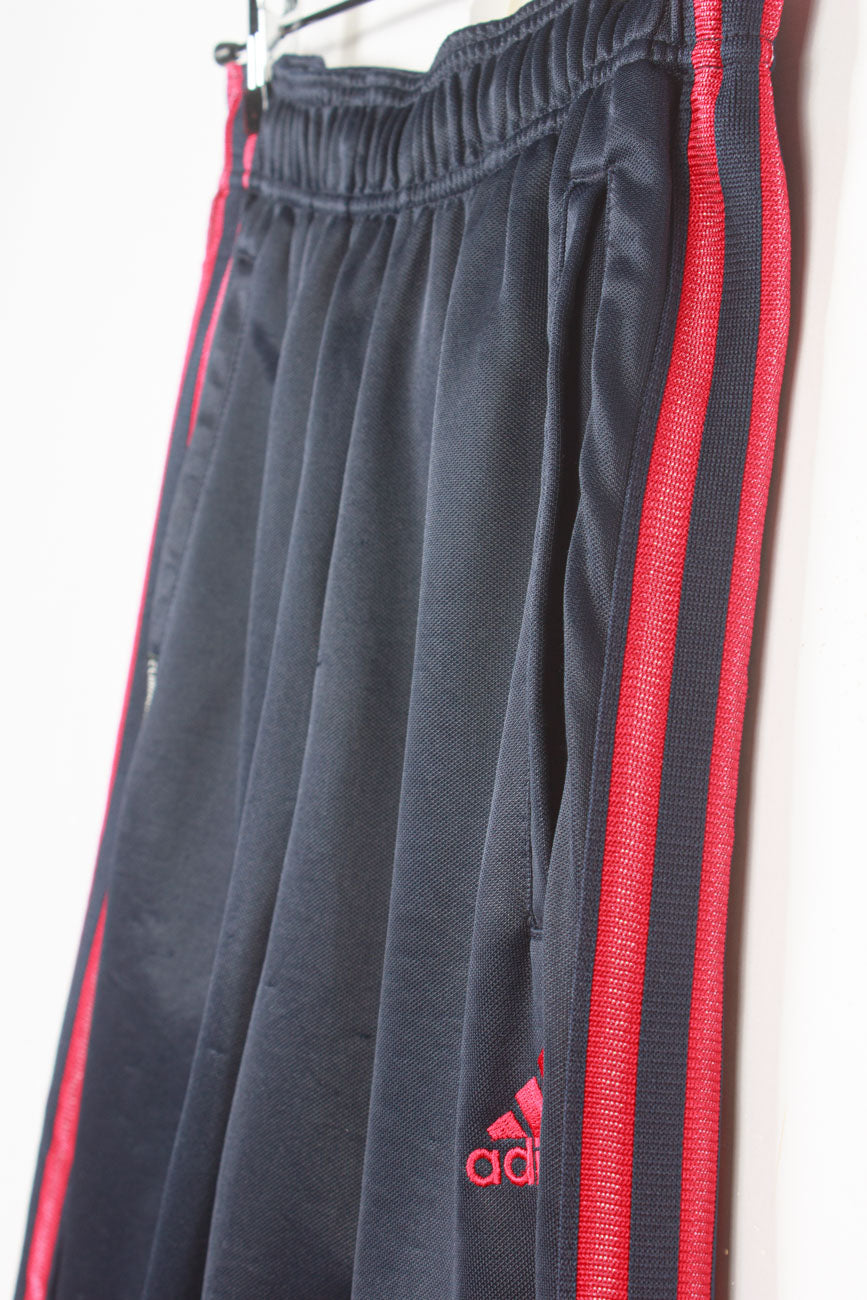 Adidas Shorts in Dunkelblau, W27